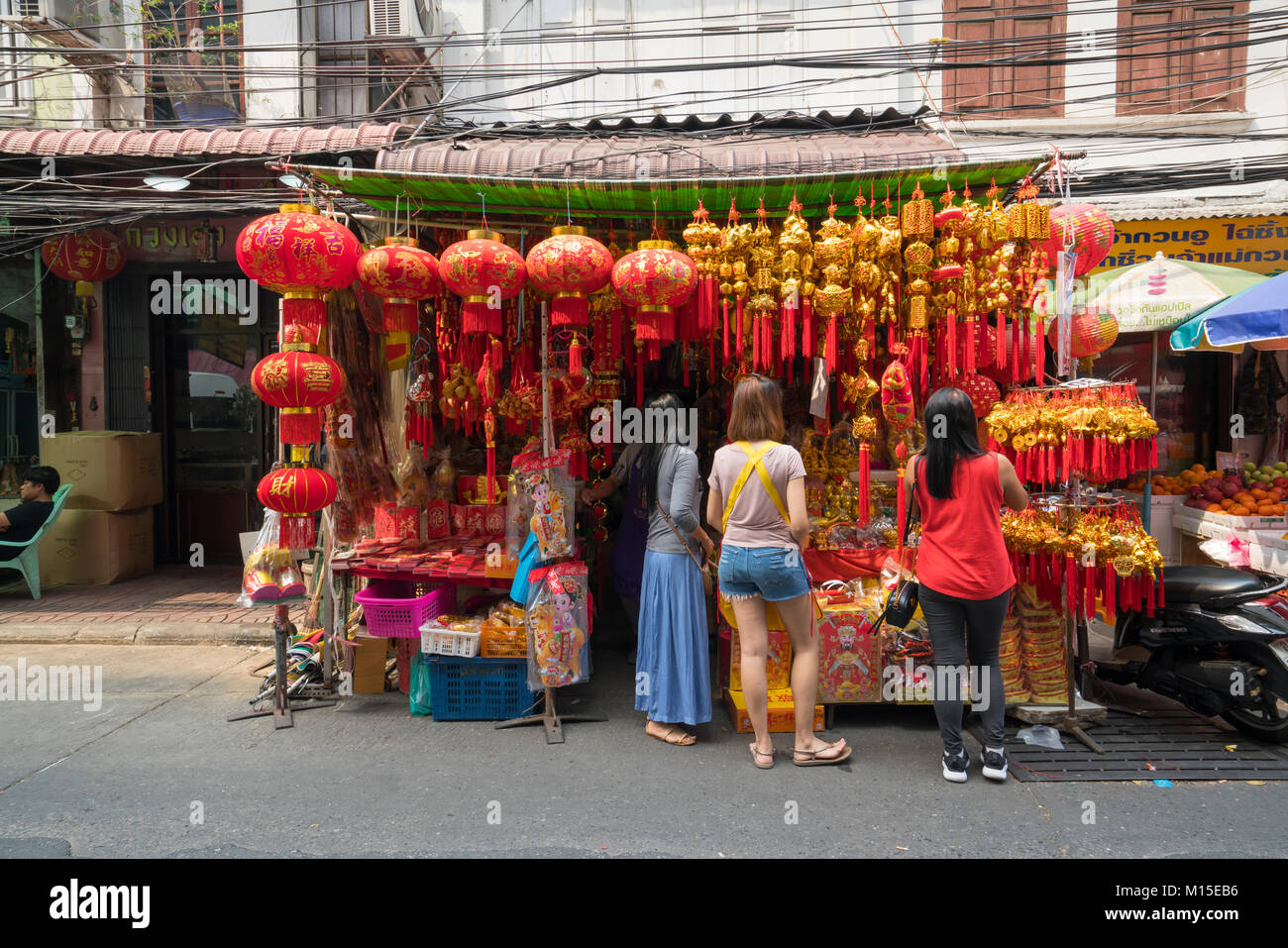 Negozio tradizionale di ornamenti religiosi a Bangkok Foto Stock