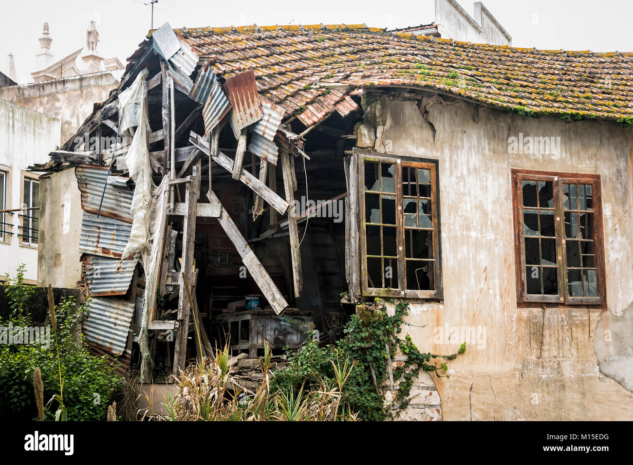 Casa diroccata di cadere in Alcobaca, Portogallo. Foto Stock