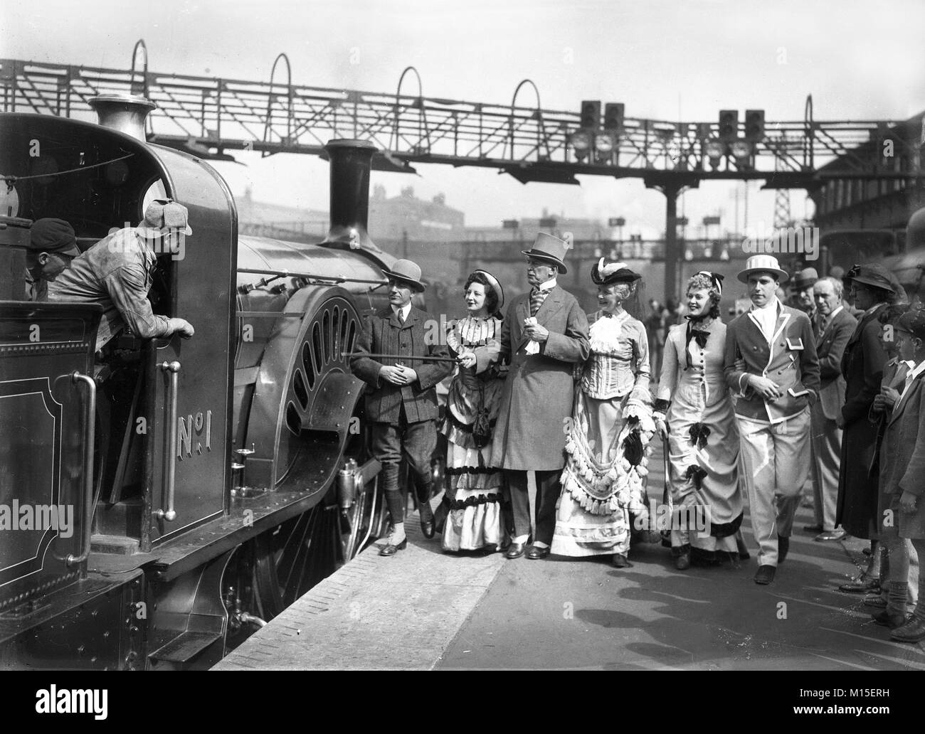 Passeggeri vestito in costume con le conserve di Stirling unico n. 1 locomotiva a vapore tirando un escursione RCTS viaggio da King's Cross a Peterborough nel settembre 1938 Foto Stock