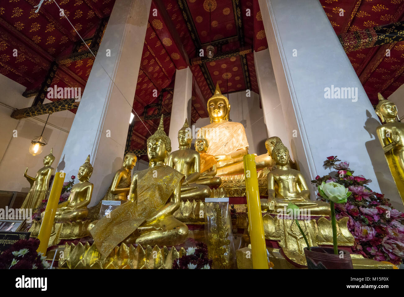 Il golden Buddha in Wat Arun tempio a Bangkok Foto Stock