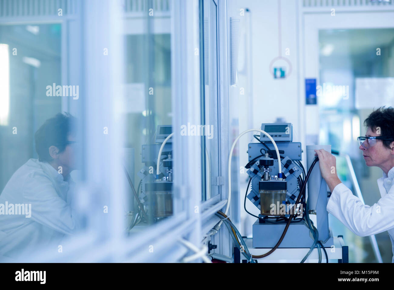 Farmacia impostazione di una pompa a vuoto in un laboratorio farmaceutico. Foto Stock