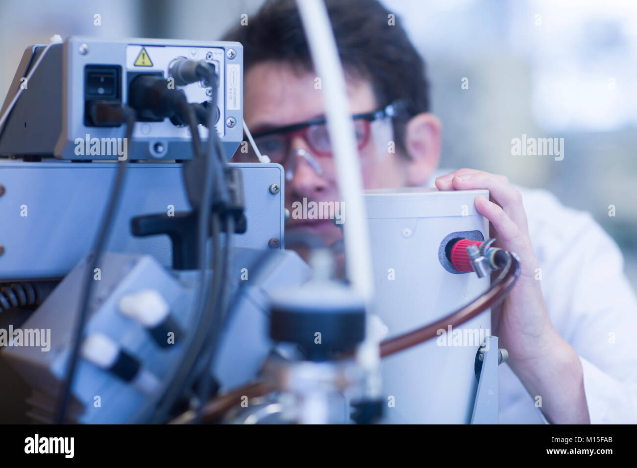 Farmacia impostazione di una pompa a vuoto in un laboratorio farmaceutico. Foto Stock