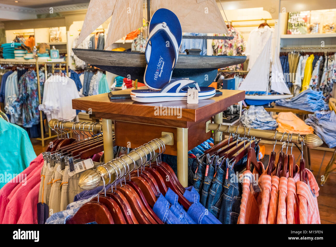 Tommy Bahama abbigliamento retail store interno, qui il negozio in Port Douglas e vende una gamma di abbigliamento e activewear, Queensland, Australia Foto Stock