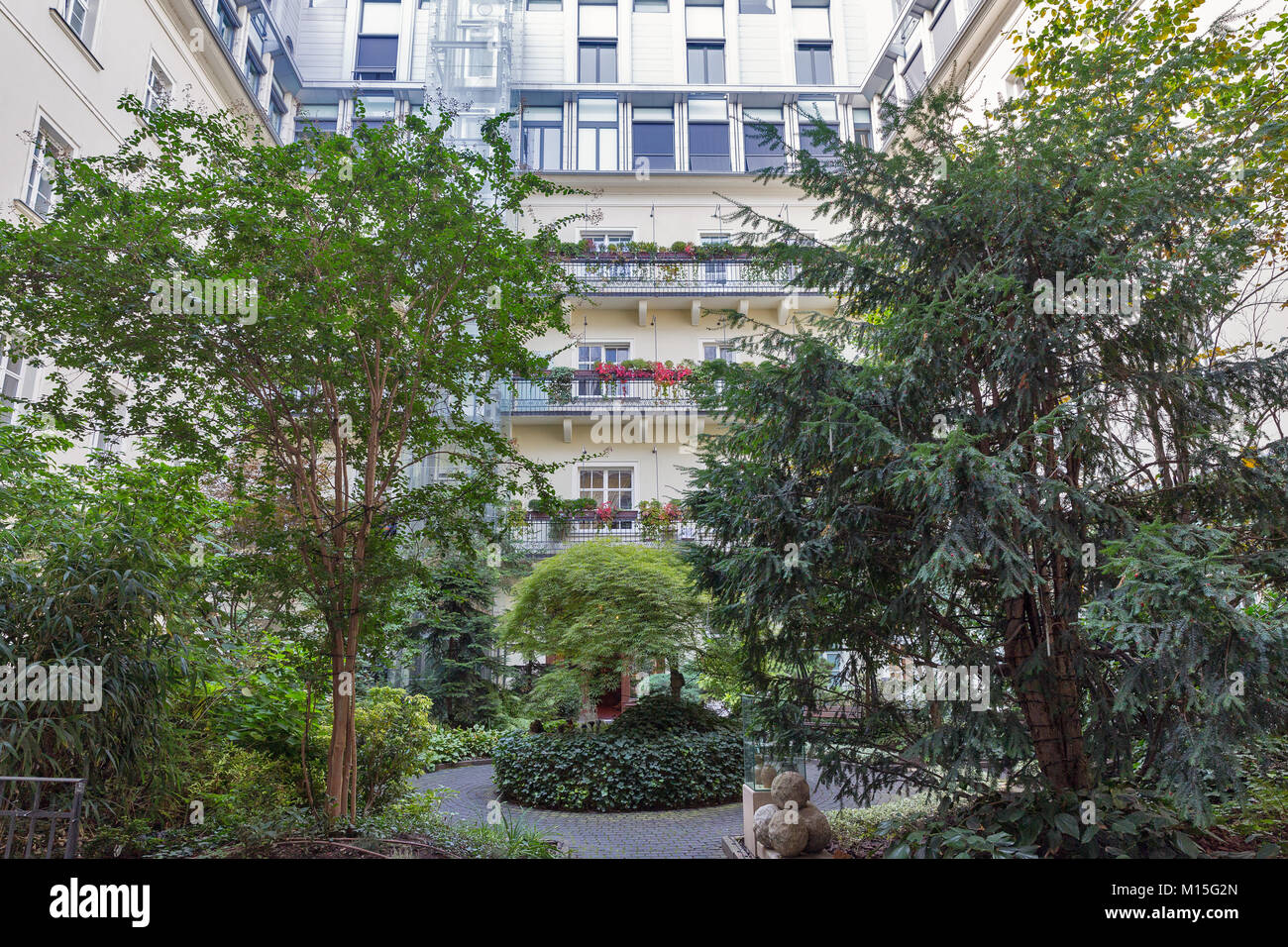 Giardino nel cortile interno di un lusso moderno edificio residenziale Foto Stock