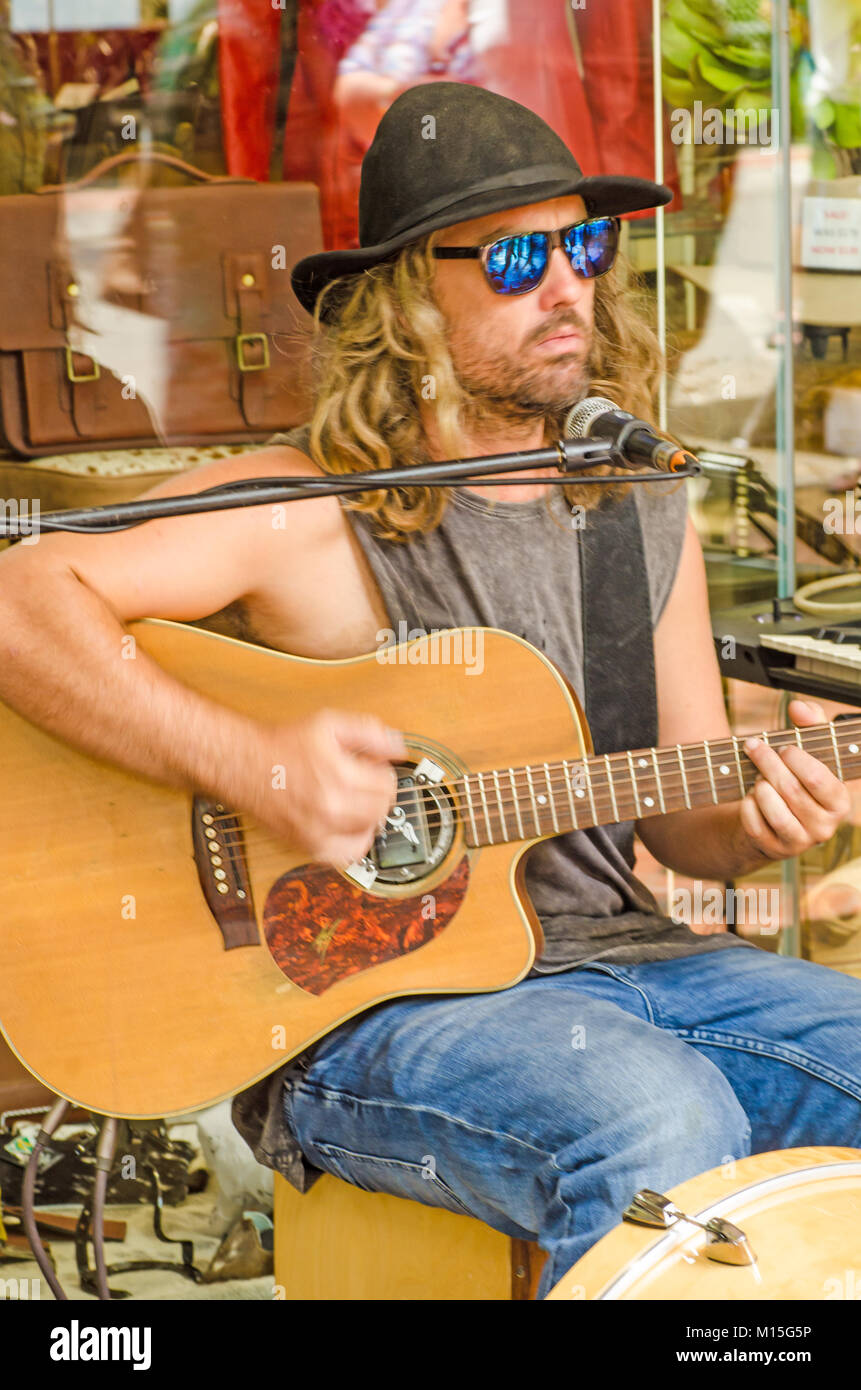 Il cantante e chitarrista Matty Rogers musicista di strada in Tamworth Australia il Festival di Musica Country della 2018. Foto Stock