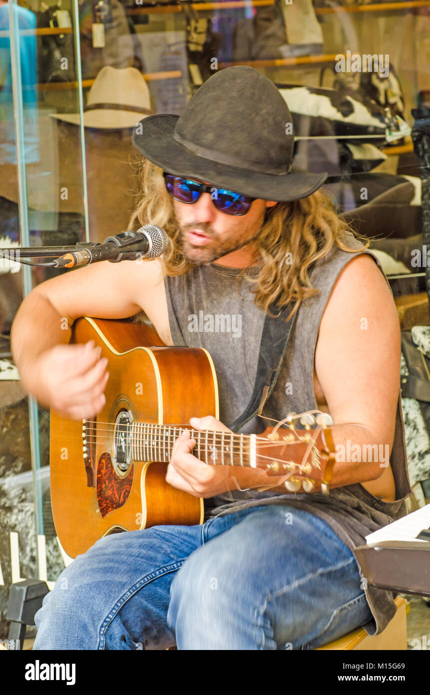 Il cantante Matty Rogers musicista di strada in Tamworth Australia il Festival di Musica Country della 2018. Foto Stock