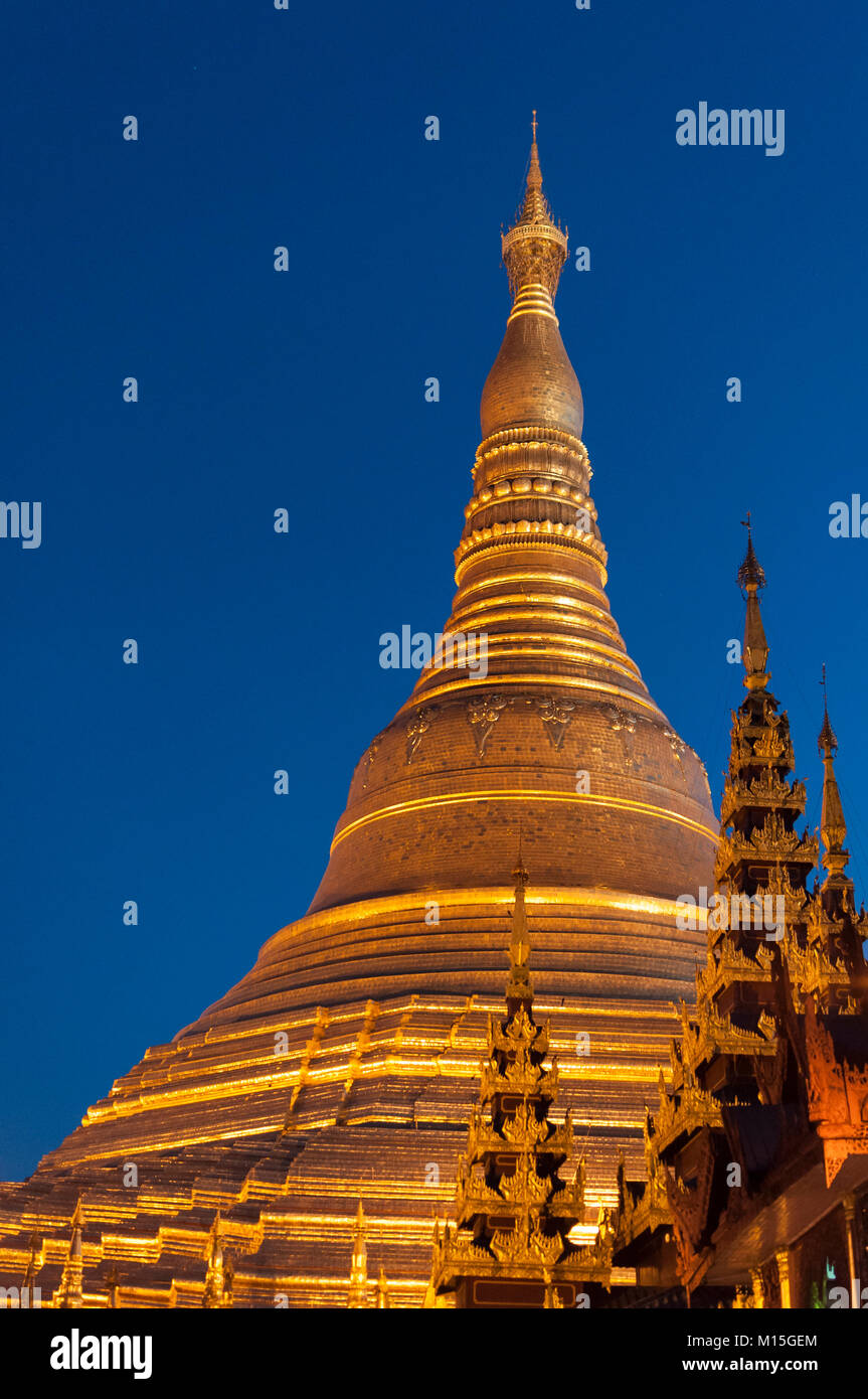 YANGON, MYANMAR - Novembre 2016: La Shwedagon pagoda (o Pagoda d'Oro) nell Arcidiocesi di Yangon, è il più sacro santuario Buddista in Birmania. Le origini di Shwedagon Foto Stock