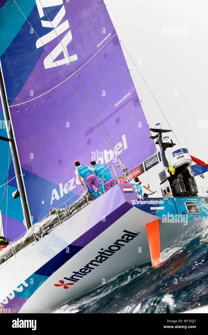 La città di Alicante, Spagna. 22 ottobre, 2017. Volvo Ocean Race 2017-18 Team Akzonobel, regata start. Credito: Jose Luis Ortin/Pacific Press/Alamy Live News Foto Stock