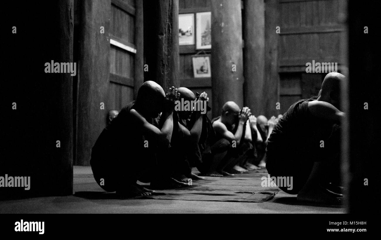 MANDALAY, MYANMAR - Novembre 2016: i monaci la preghiera di notte. Foto Stock