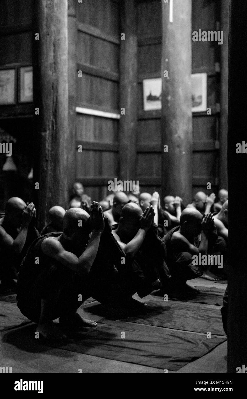 MANDALAY, MYANMAR - Novembre 2016: i monaci la preghiera di notte. Foto Stock