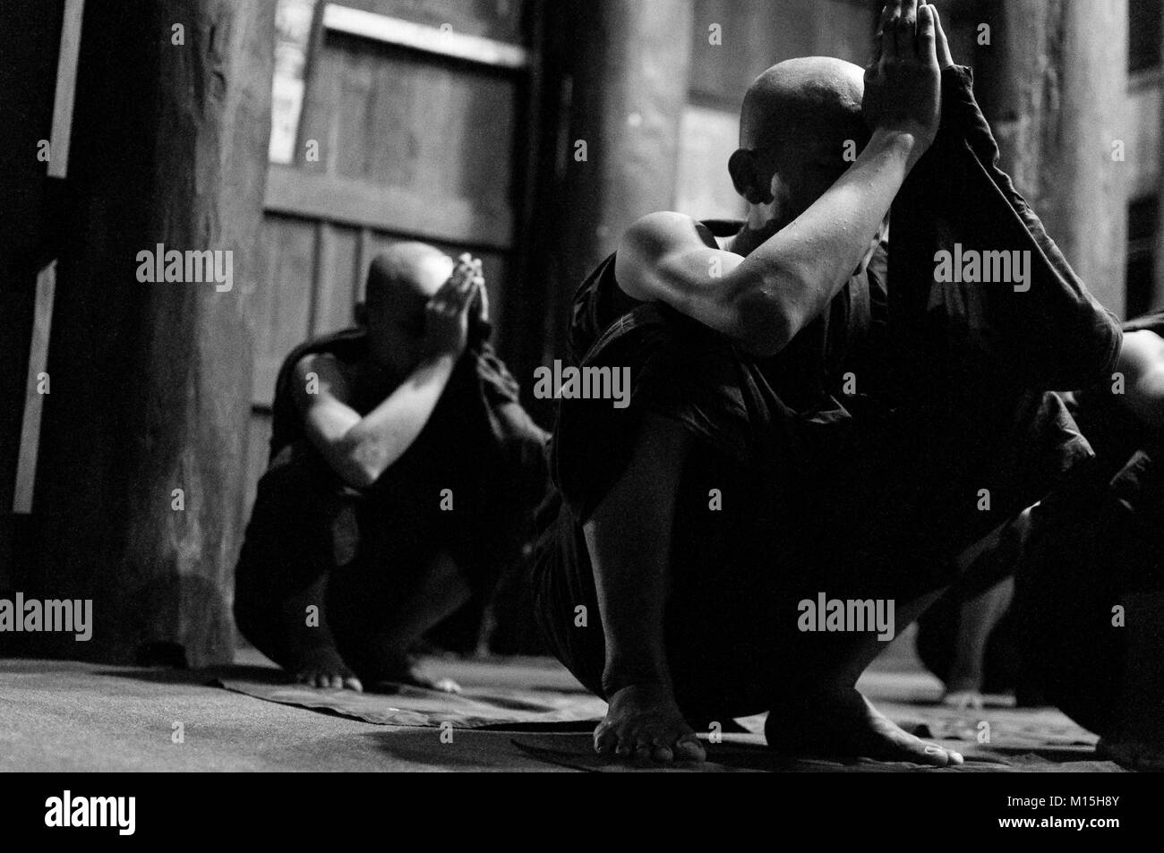 MANDALAY, MYANMAR - Novembre 2016: i monaci la preghiera di notte. Foto Stock