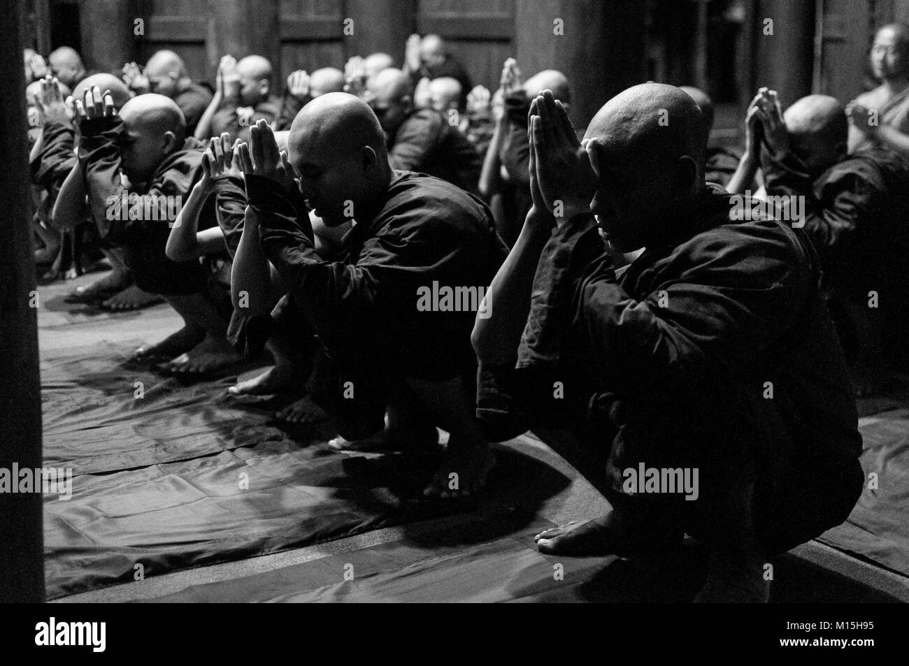 MANDALAY, MYANMAR - Novembre 2016: i monaci la preghiera di notte. Foto Stock