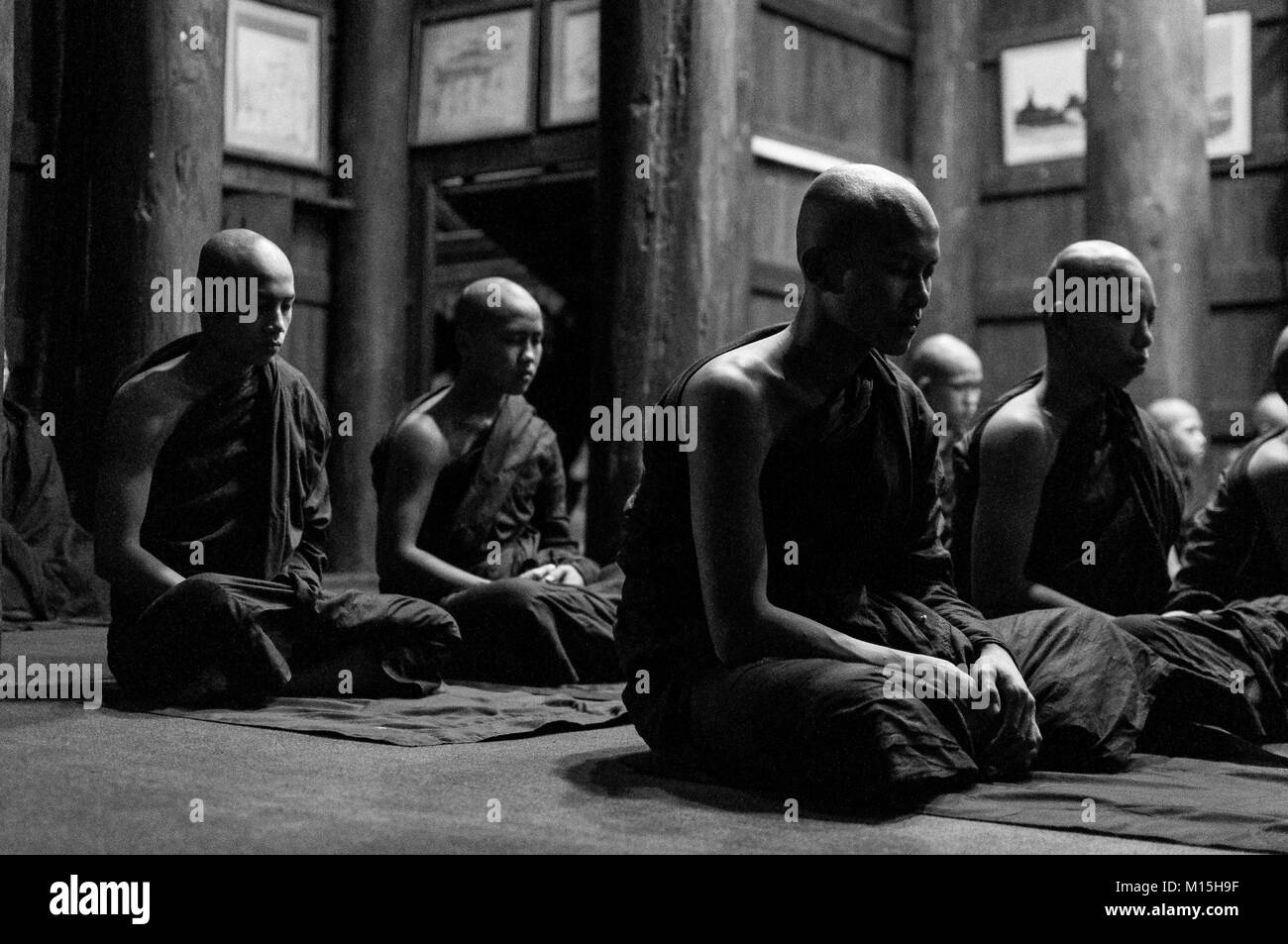 MANDALAY, MYANMAR - Novembre 2016: i monaci la preghiera di notte. Foto Stock