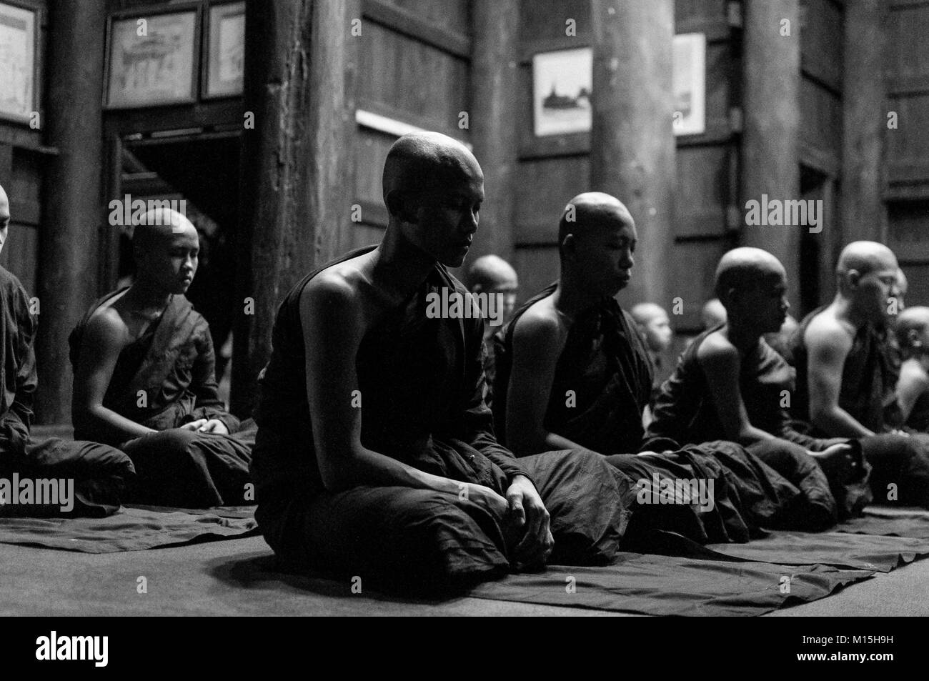 MANDALAY, MYANMAR - Novembre 2016: i monaci la preghiera di notte. Foto Stock