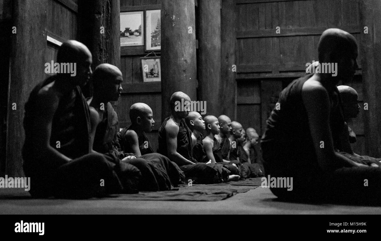 MANDALAY, MYANMAR - Novembre 2016: i monaci la preghiera di notte. Foto Stock