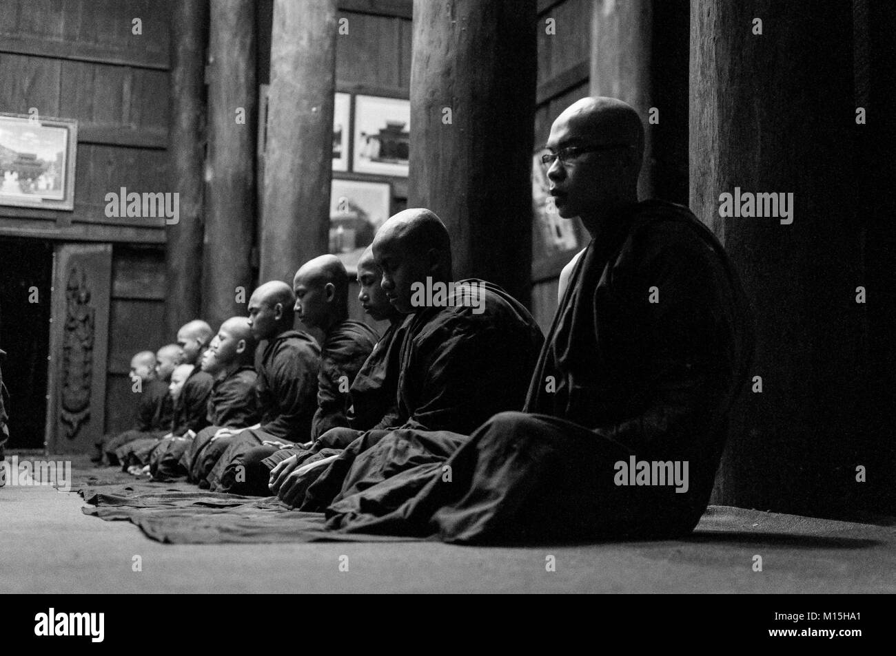 MANDALAY, MYANMAR - Novembre 2016: i monaci la preghiera di notte. Foto Stock