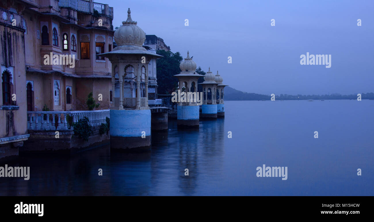 Il vecchio Bagore Ki Haveli Mewari Prime Minsiter la casa sul lago Pichola, Udaipur, Rajasthan, India Foto Stock