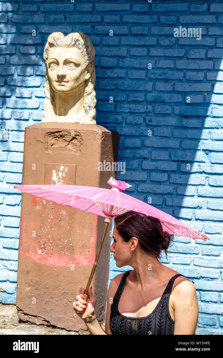 Buenos Aires Argentina,Caminito Barrio de la Boca,museo di strada,quartiere immigrato,scultura,arte,ispanica,donna donna donne,ombrello, Foto Stock