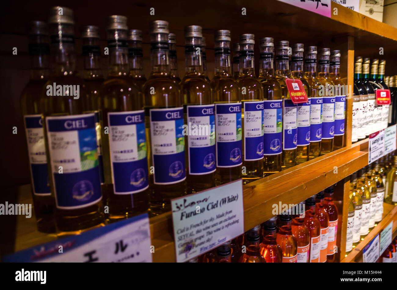 Bottiglie di vino Giapponese prodotta in cantine su Furano, Hokkaido, la maggior parte dell'Isola del nord del Giappone. Furano cantina è aperto al pubblico. Foto Stock