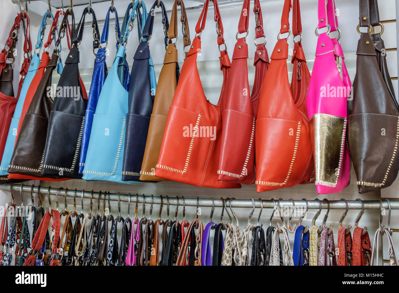 Buenos Aires Argentina, Caminito Barrio de la Boca, patio Quinquela, galleria di negozi, artigianato artigianale, articoli in pelle, borsoni borsoni, esposizione Foto Stock