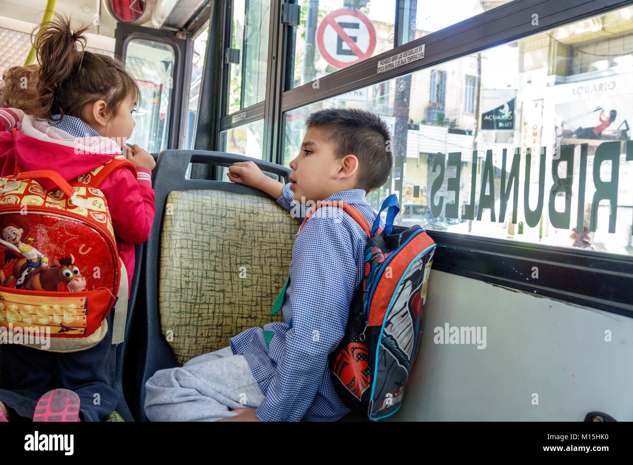 Buenos Aires Argentina,bus,trasporto pubblico,studenti istruzione alunno gioventù,ragazzi,maschio bambini bambini bambini bambini ragazzi giovani ragazzi voi Foto Stock