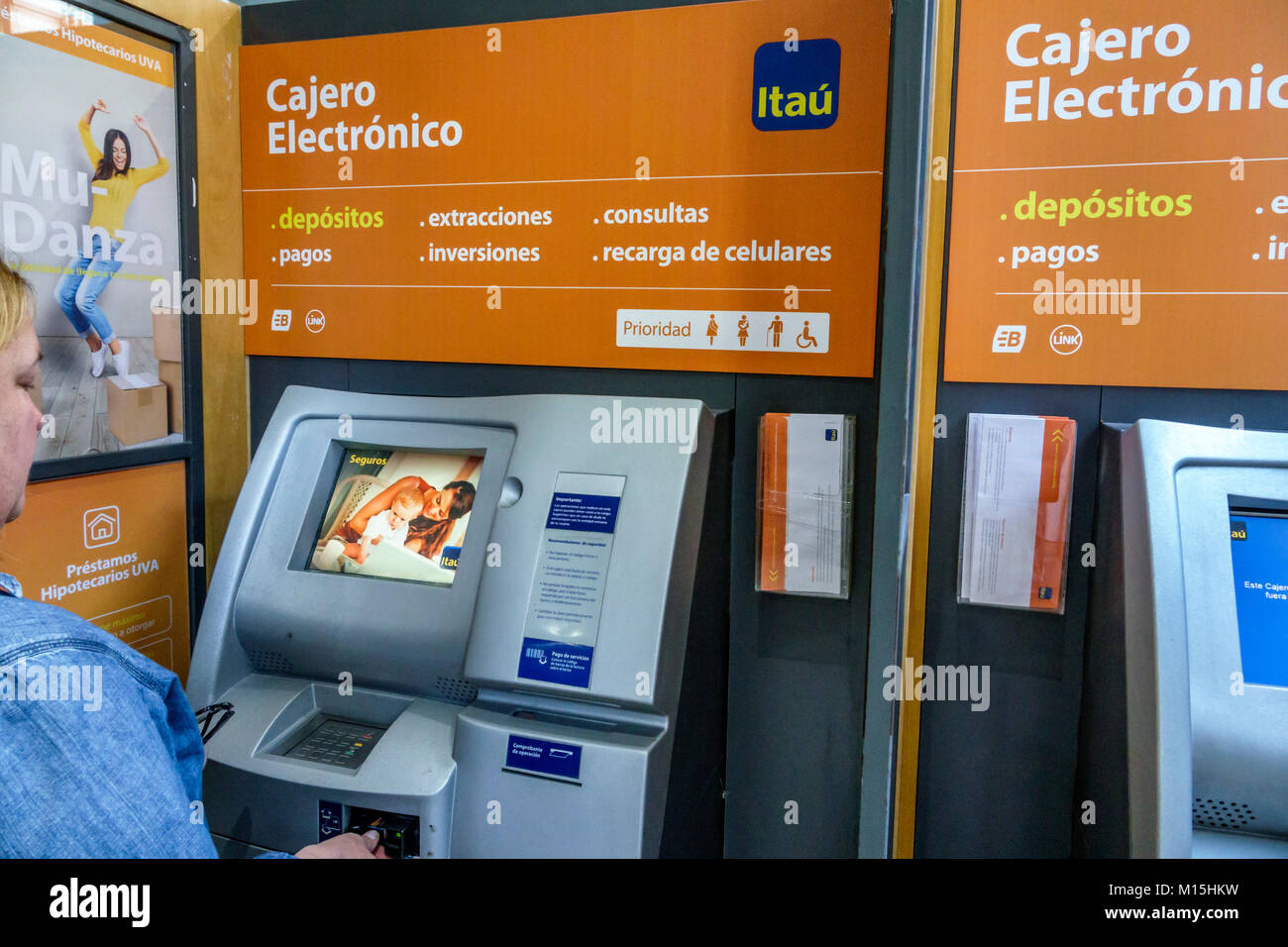 Buenos Aires Argentina,San Telmo,ITAU Bank,Banking,Bancomat,cassiere automatiche,segno,spagnolo,donna femminile,ispanica,ARG171122302 Foto Stock