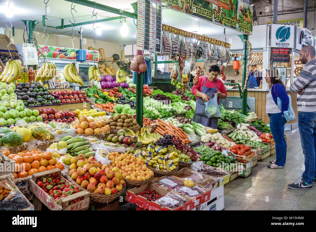 Buenos Aires Argentina, Mercado San Telmo, mercato coperto, produzione, chiosco, venditori venditori vendere, bancarelle stand mercato frutta, verdura, m Foto Stock