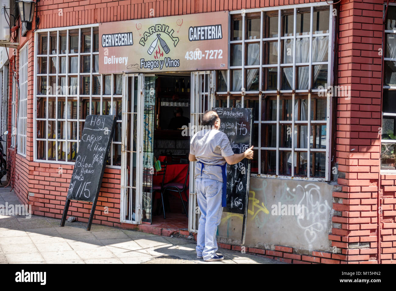 Buenos Aires Argentina, San Telmo, fuegos y Vinos, birreria, caffetteria, bar del quartiere, grill, lavagna, menu, specialità del giorno, uomo uomo maschio, esterno outsi Foto Stock