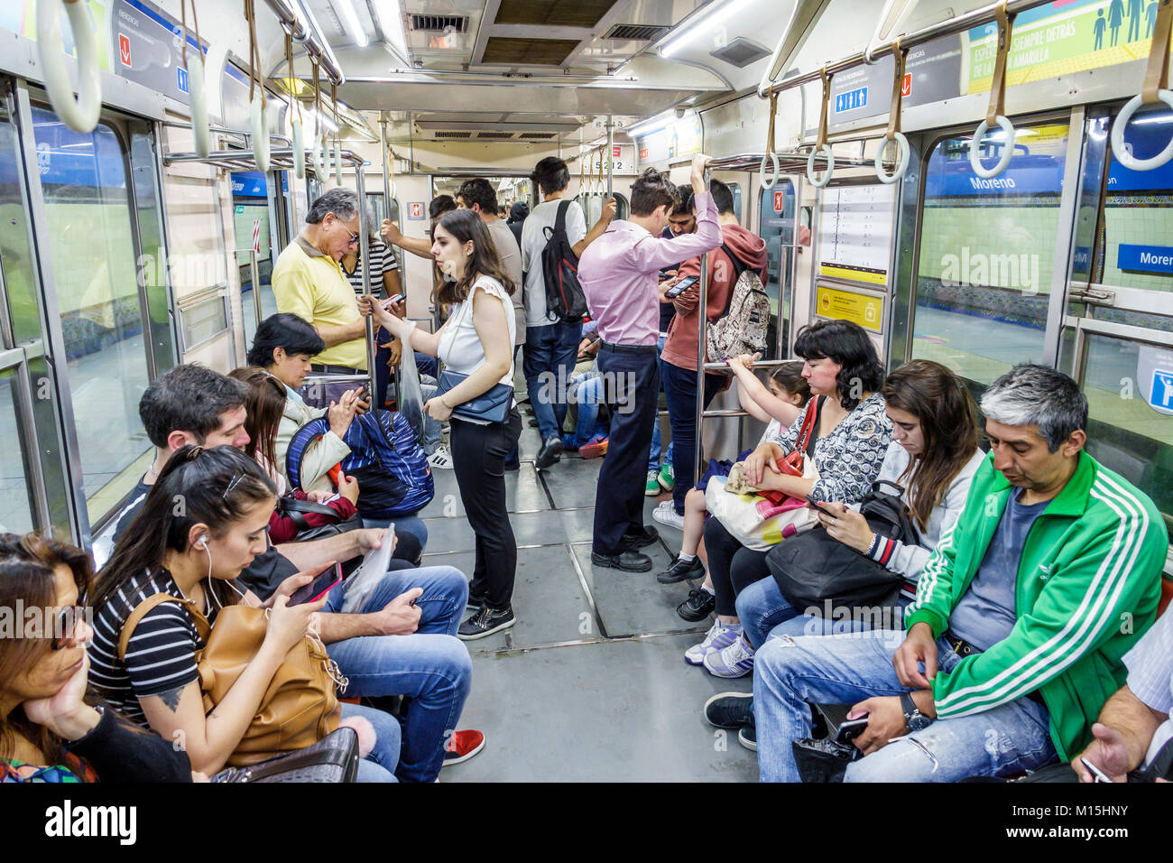 Buenos Aires Argentina, Subte metropolitana trasporti pubblici, treno, interno, passeggeri passeggeri rider riders, adulti uomo uomini maschio, donna donne femmina Foto Stock