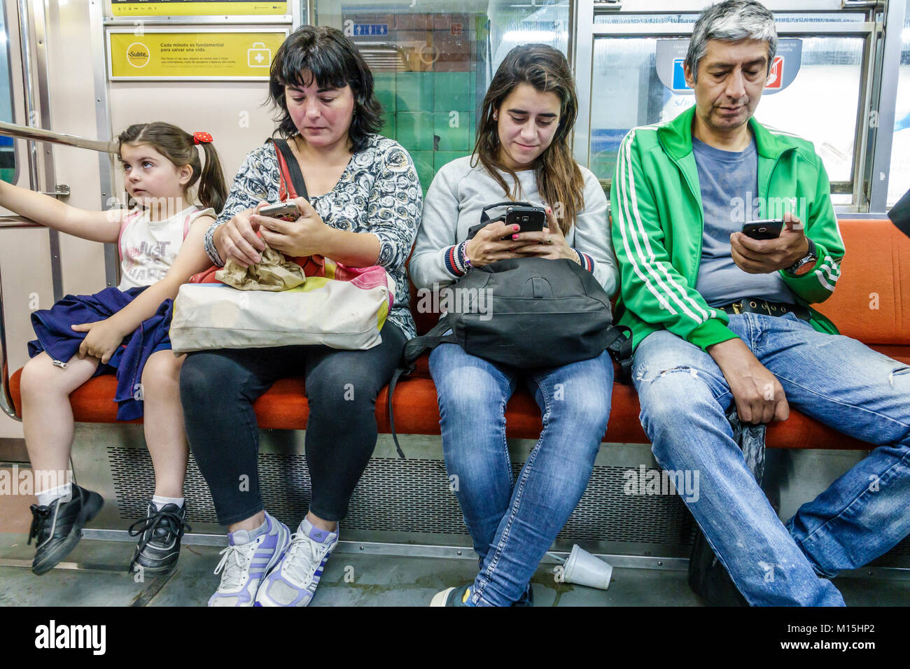 Buenos Aires Argentina, Subte treno della metropolitana, all'interno, passeggeri passeggeri rider riders, uomo uomini maschio, donna donne, ragazza ragazze, bambini bambini bambini bambini Foto Stock