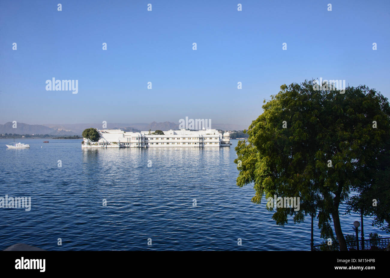 La splendida Jag Niwas Lake Palace Hotel sul Lago Pichola, Udaipur, Rajasthan, India Foto Stock