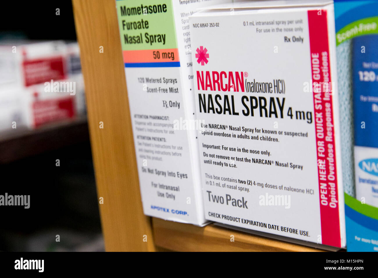 Una scatola di Narcan (Naloxone) spray nasale per il trattamento di  overdose da oppiacei come visto su un ripiano della farmacia Foto stock -  Alamy