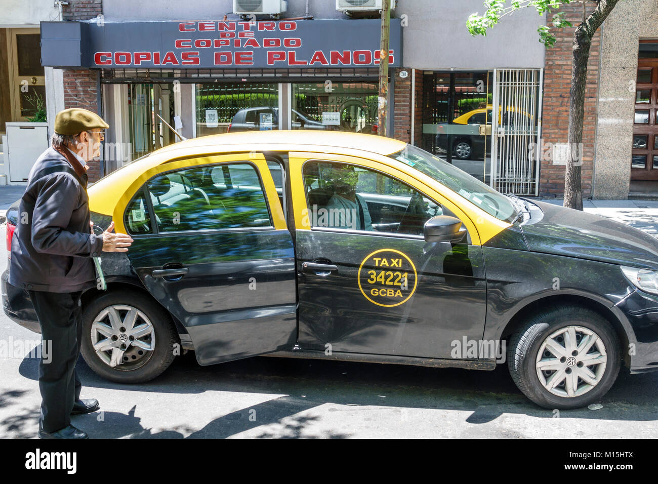 Buenos Aires Argentina,taxi,dab,auto,passeggeri passeggeri motociclisti,trasporto,prelievo tariffa,minoranza etnica latinoamericana ispanica,adulto Foto Stock