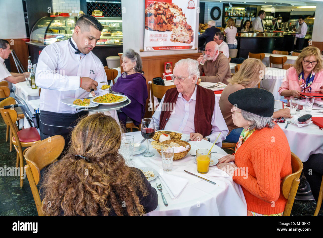 Buenos Aires Argentina, Recoleta, Babieca Parrilla al Carbon, ristorante ristoranti cibo ristoranti caffè, interno, sala da pranzo, tavolo, anziani c Foto Stock