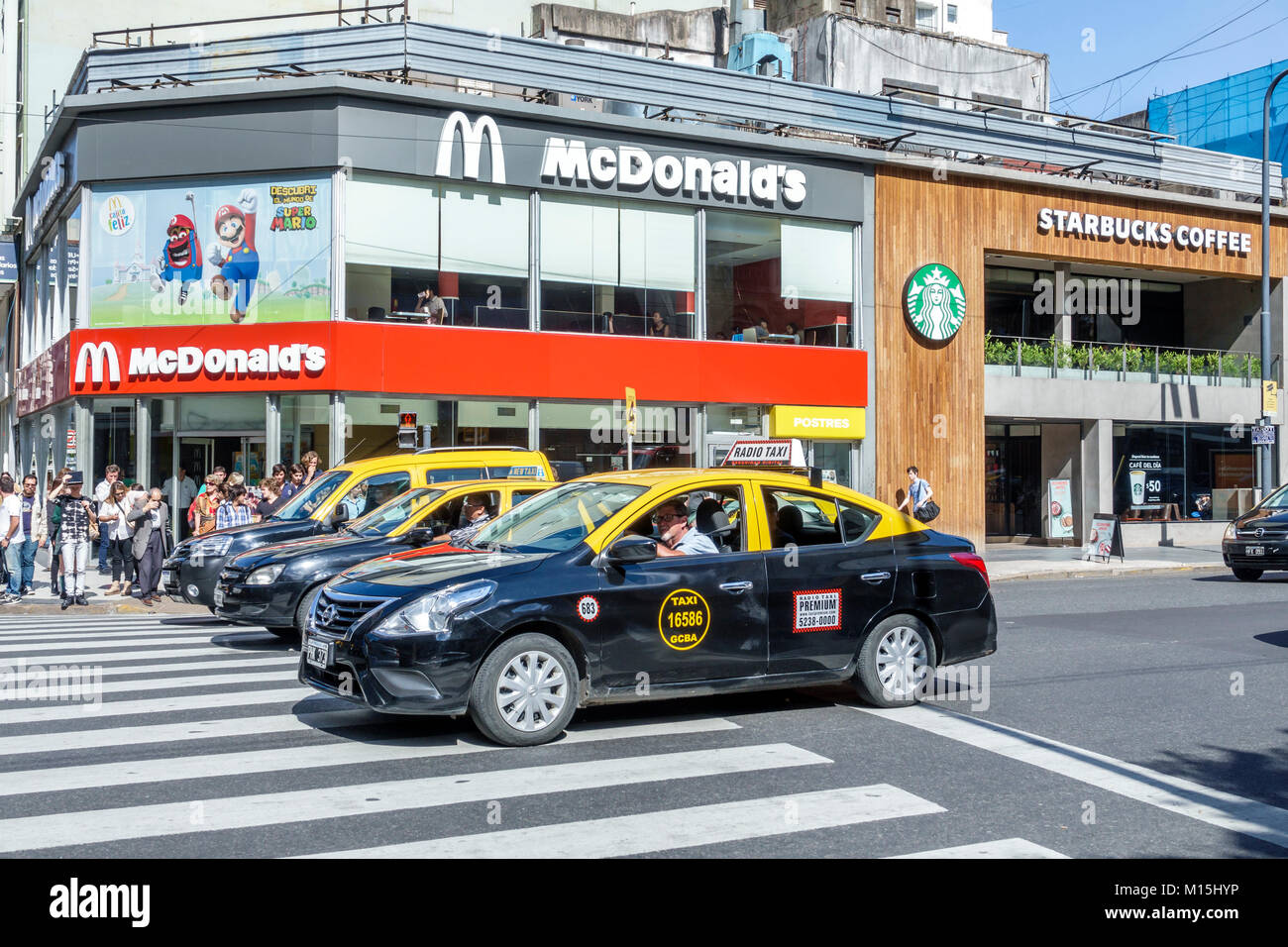 Buenos Aires Argentina, Santa Fe Avenue, attraversamento della strada, intersezione, McDonald's, fast food, ristoranti ristoranti ristoranti, caffè, auto, taxi, Recoleta, AR Foto Stock