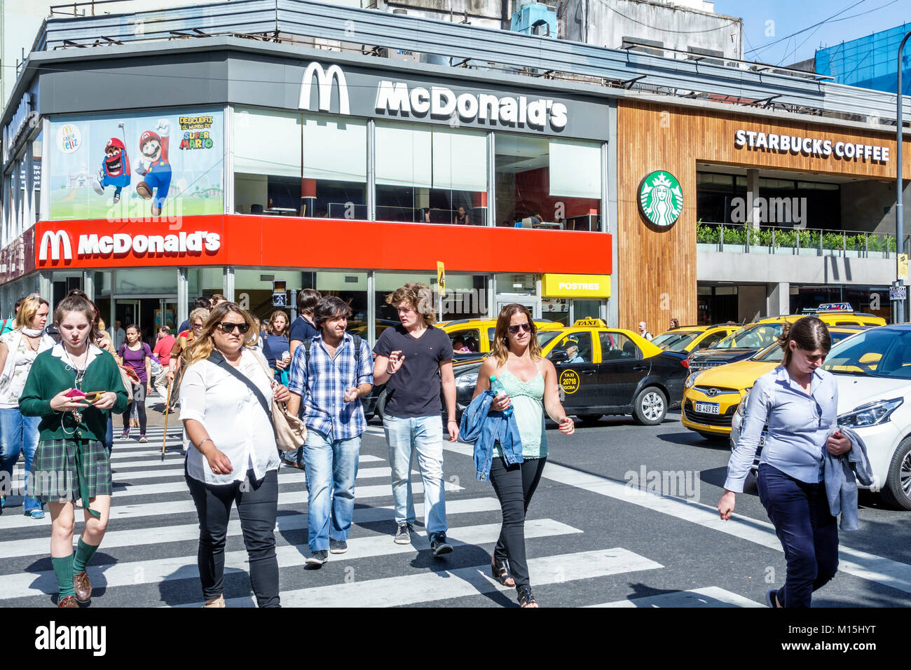Buenos Aires Argentina, Santa Fe Avenue, attraversamento della strada, intersezione, McDonald's, fast food, ristorante ristoranti ristoranti ristoranti mangiare fuori caffè cafè bistrot, ca Foto Stock