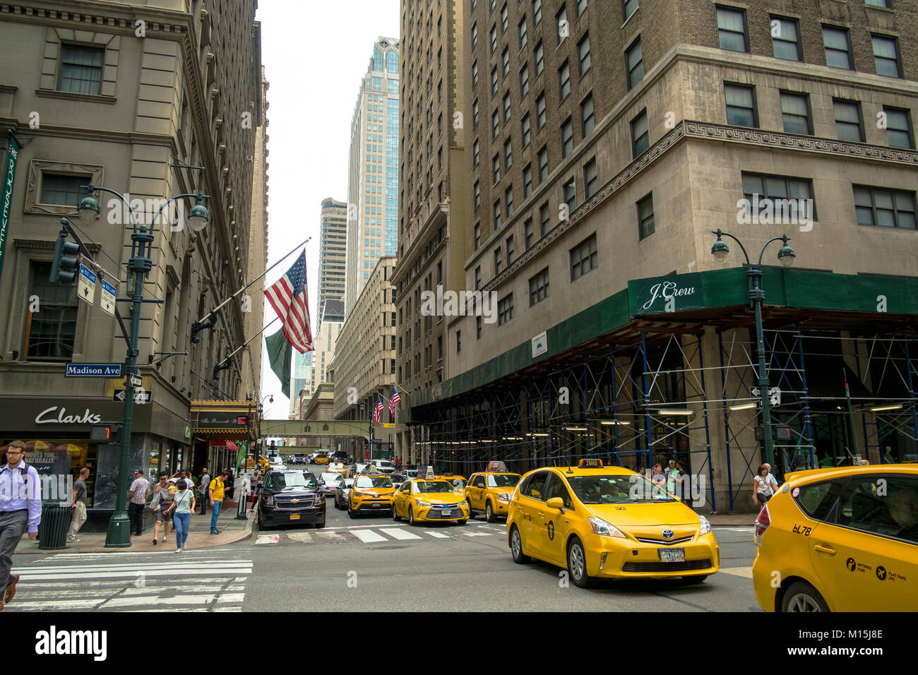 Taxi tipici New York Yellow in Madison Avenue. Quale sarà la sorte del tradizionale settore dei taxi nell'era dei servizi di trasporto in treno? Foto Stock