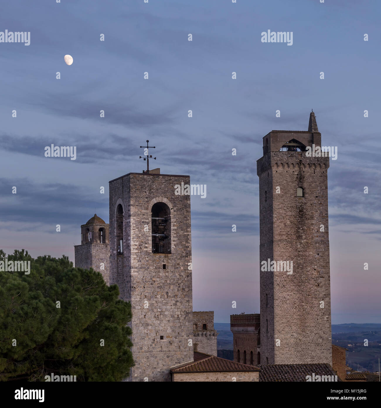 Le torri e la luna, San Gimignano, Siena, Toscana, Italia Foto Stock