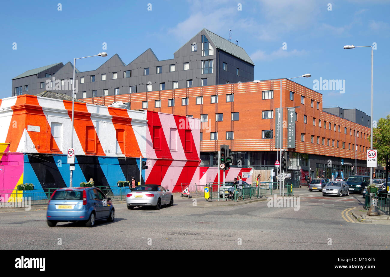 Il gruppo di case vuote in dipinto in larghe strisce diagonali di colore rosso, bianco e arancione vernice, massiccio nuovo blocco di alloggi per studenti dietro Foto Stock