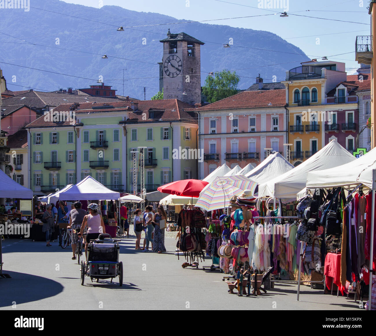 Affollata piazza per il mercato aperto in Bellinzona, Svizzera Foto Stock