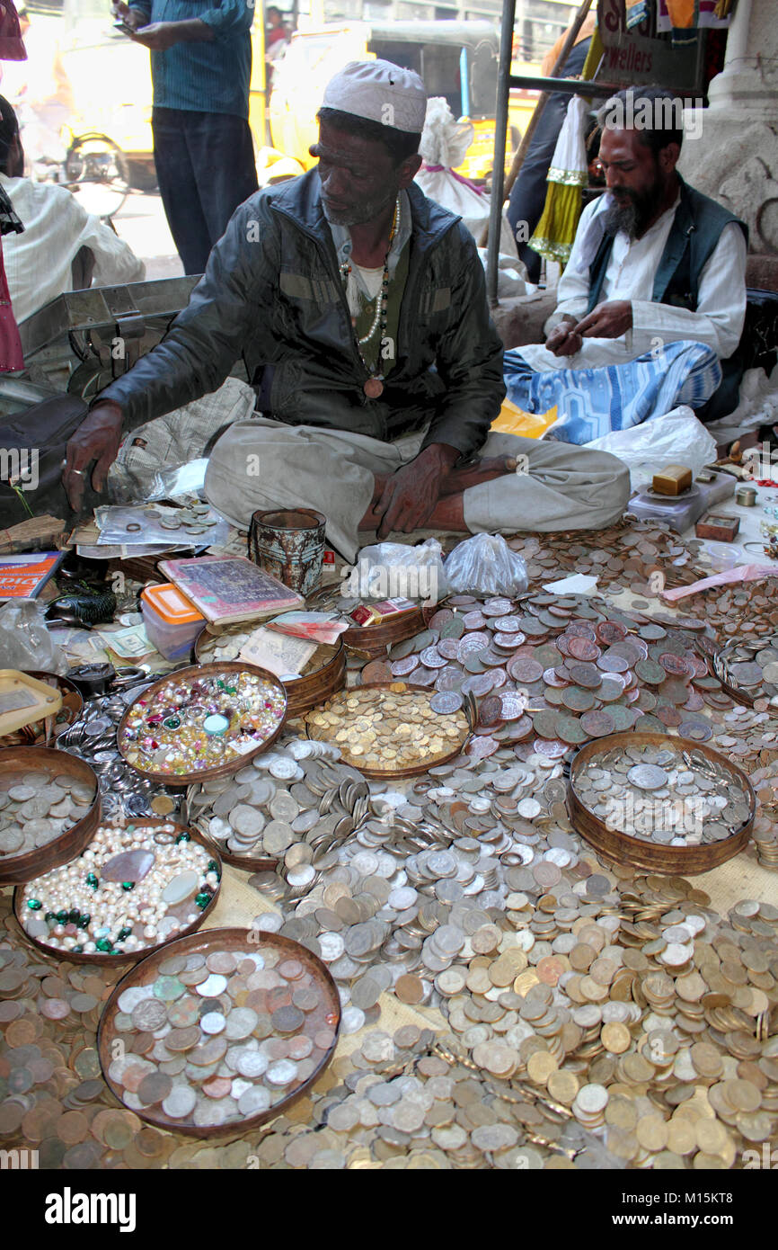 Gli uomini indiani vendono vecchie monete e banconote, Charminar Hyderabad India Foto Stock