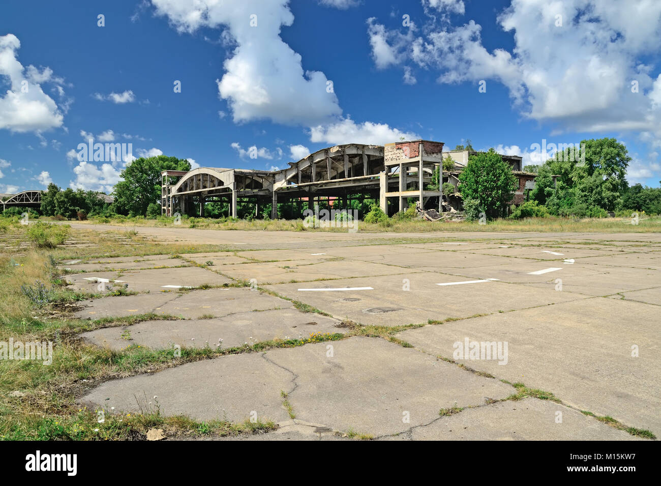 Vista del vecchio rovinato airfield sul Baltico spit. La regione di Kaliningrad, Russia Foto Stock