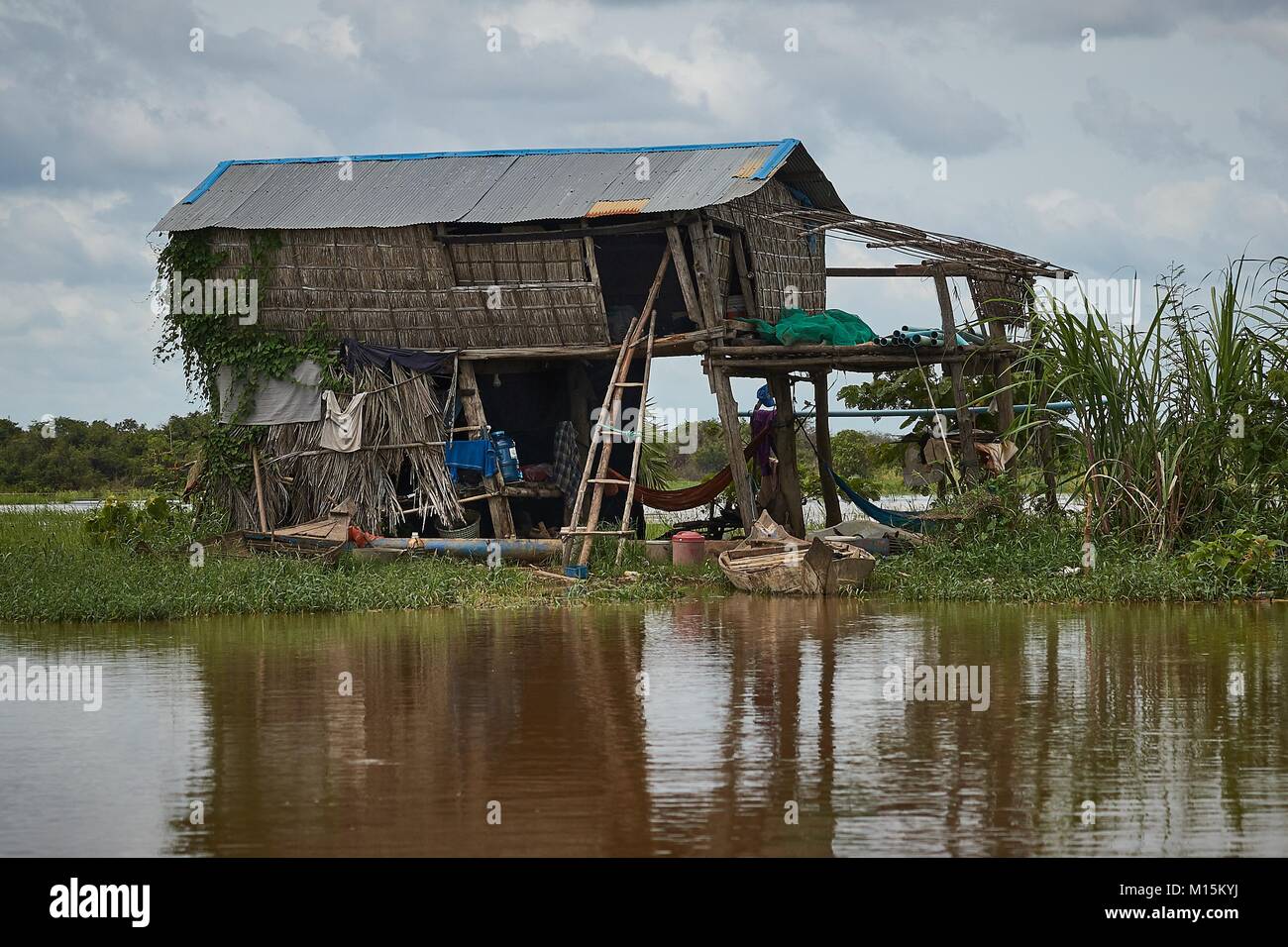 Casa galleggiante (casa su palafitte), Tonlé Sap, Cambogia Foto Stock