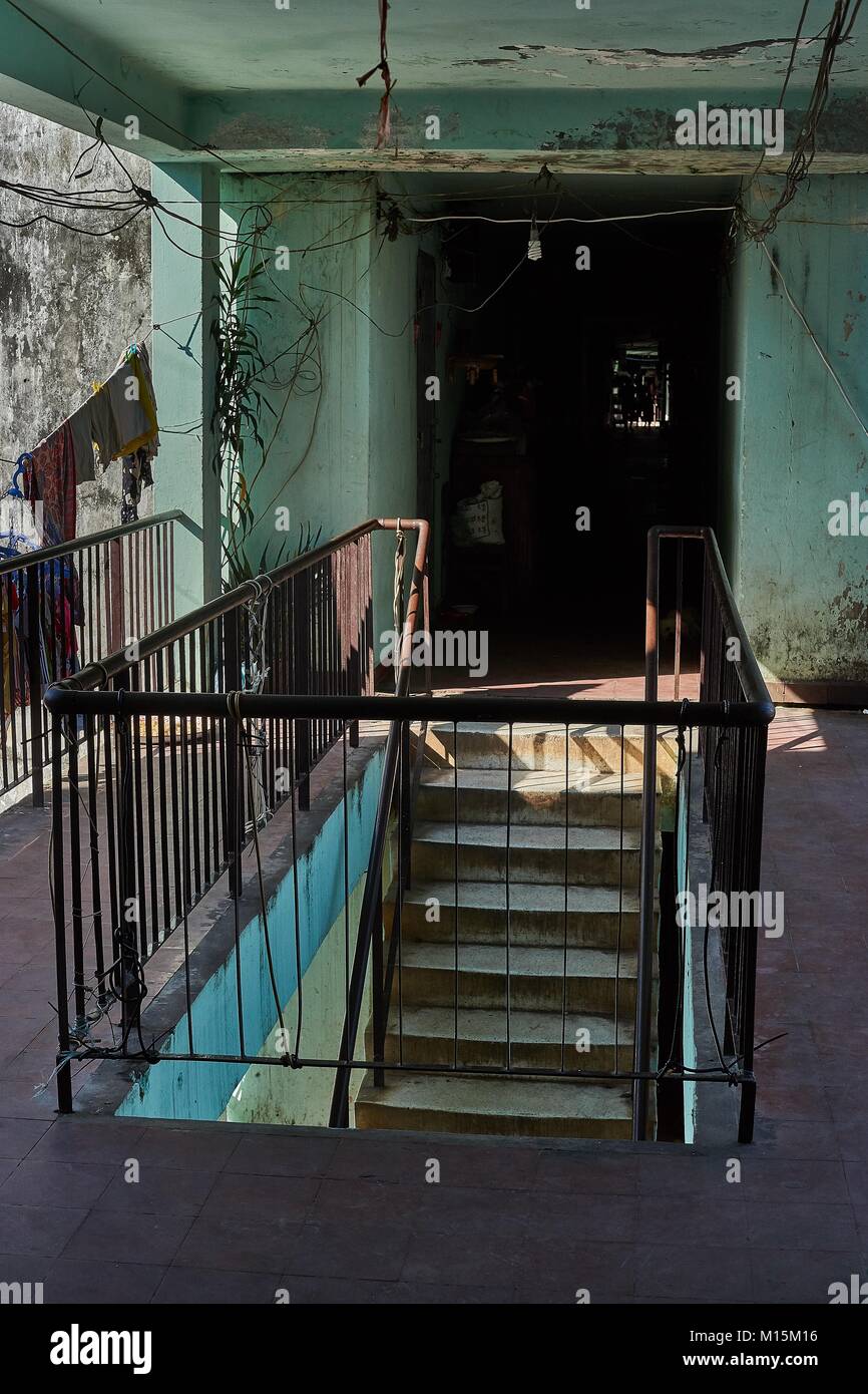 Scala, edificio bianco, Phnom Penh Cambogia Foto Stock