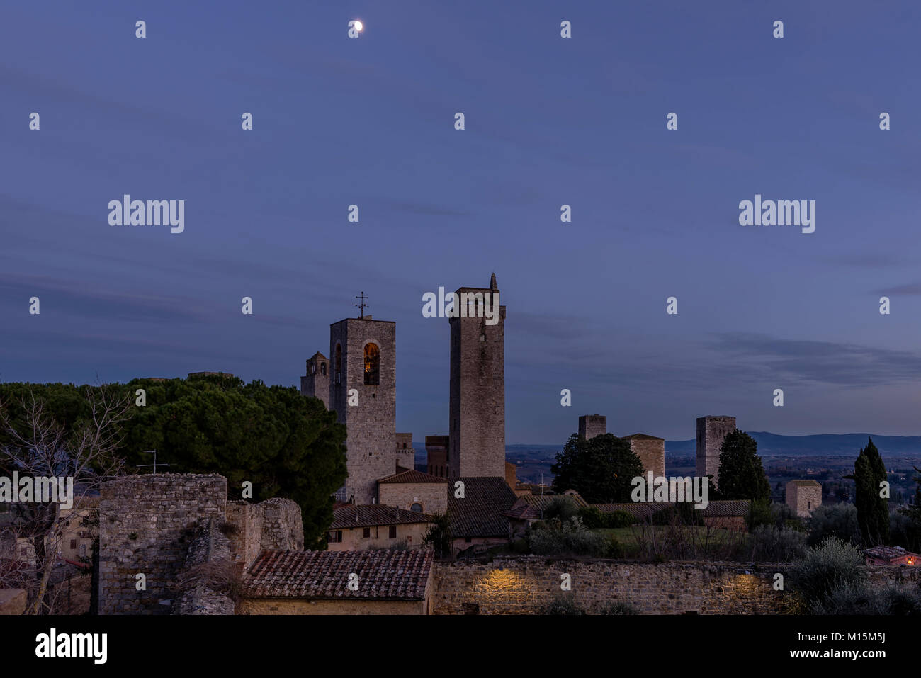 Il centro medievale di San Gimignano sotto una romantica al chiaro di luna, Siena, Toscana, Italia Foto Stock