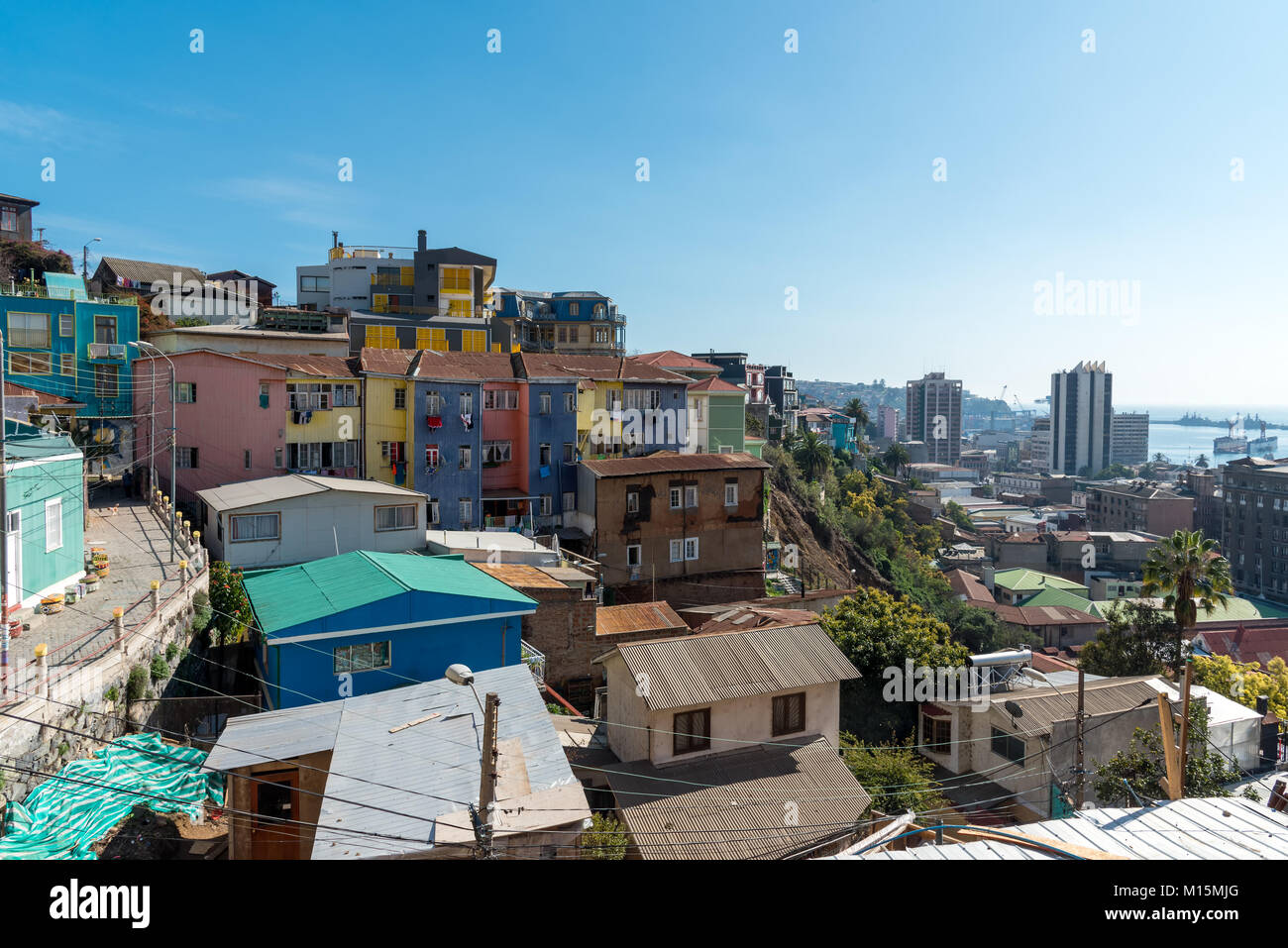 Vista sulle case colorate di Valparaiso in Cile all'Oceano Pacifico Foto Stock