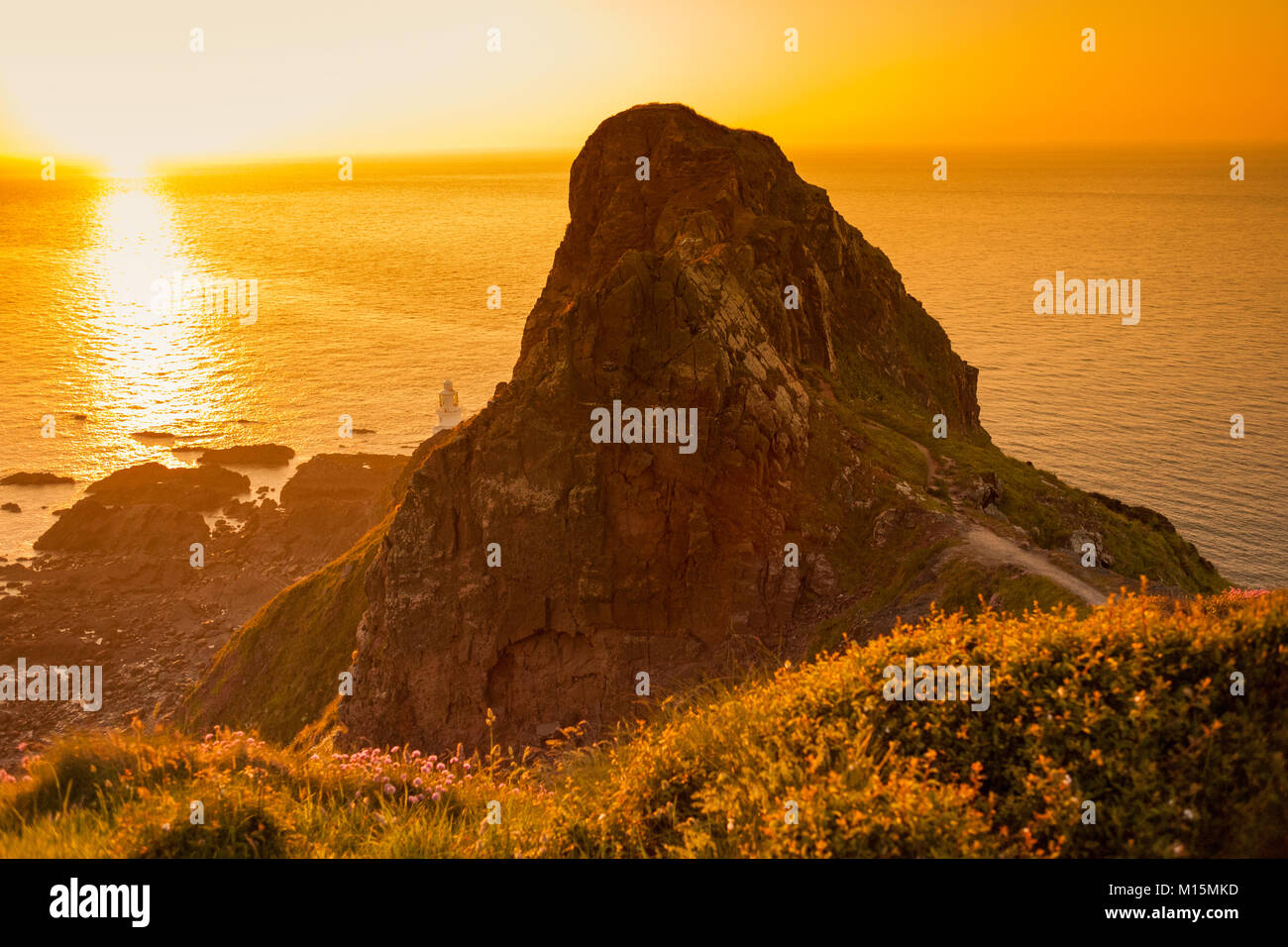 Hartland Point Lighthouse, Devon, Inghilterra, Regno Unito. Al tramonto Foto Stock