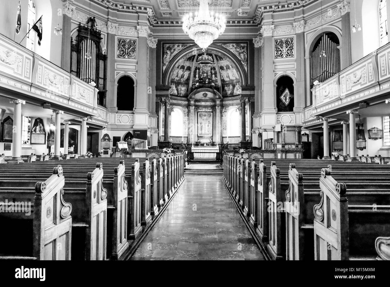 Fotografia in bianco e nero degli interni su St Marylebone Chiesa, Marylebone, London NW1 5LT, punto di vista se dall'entrata alla chiesa in cerca d Foto Stock