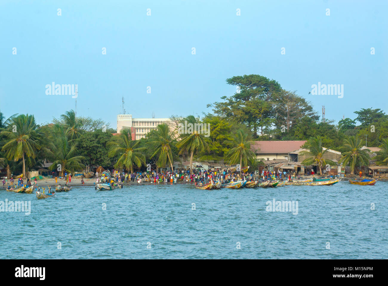 Popolo africano e barche sul litorale di Banjul in Gambia, Africa occidentale Foto Stock