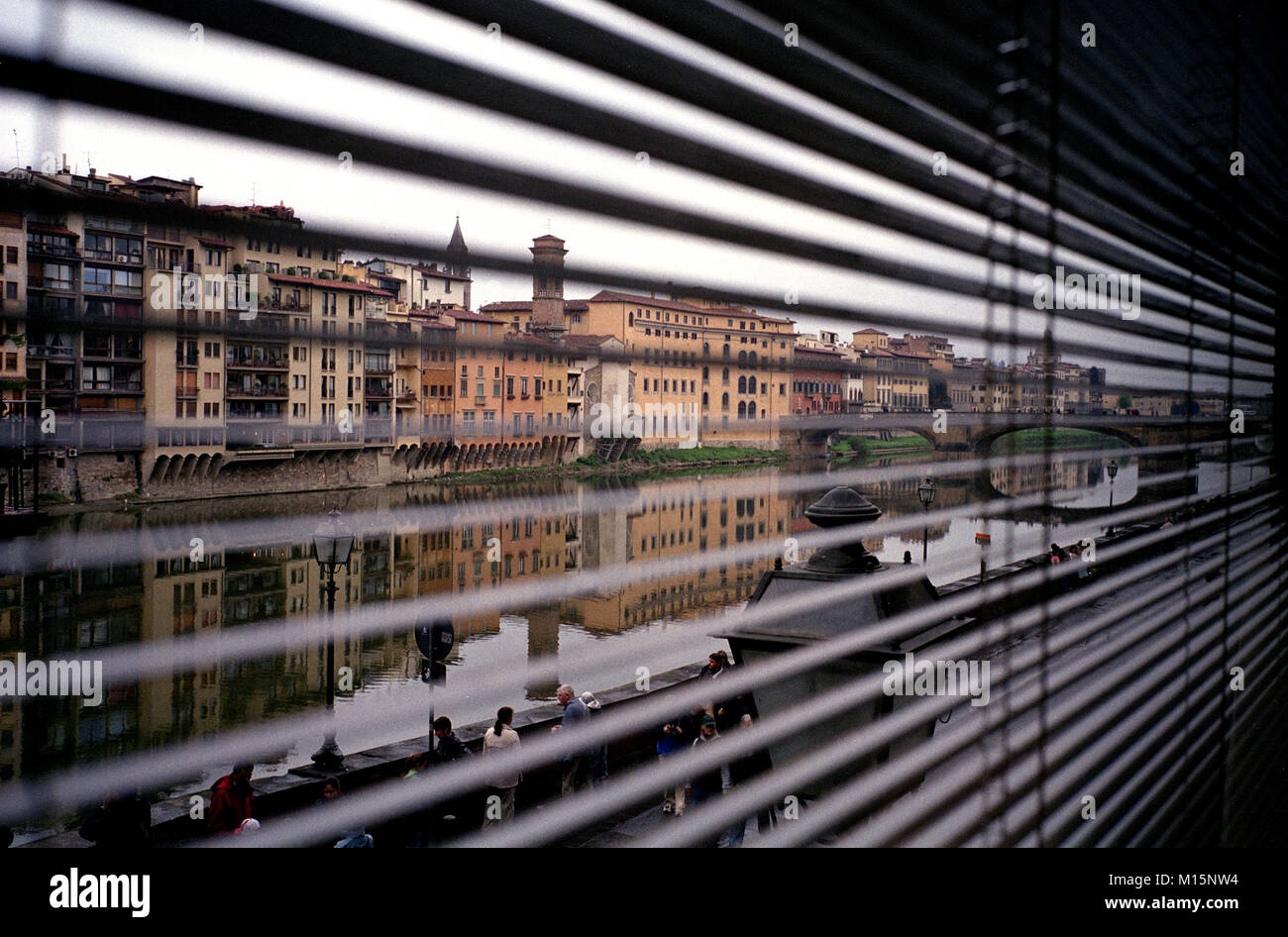 Vista sul fiume Arno a Firenze, Italia attraverso le veneziane Foto Stock